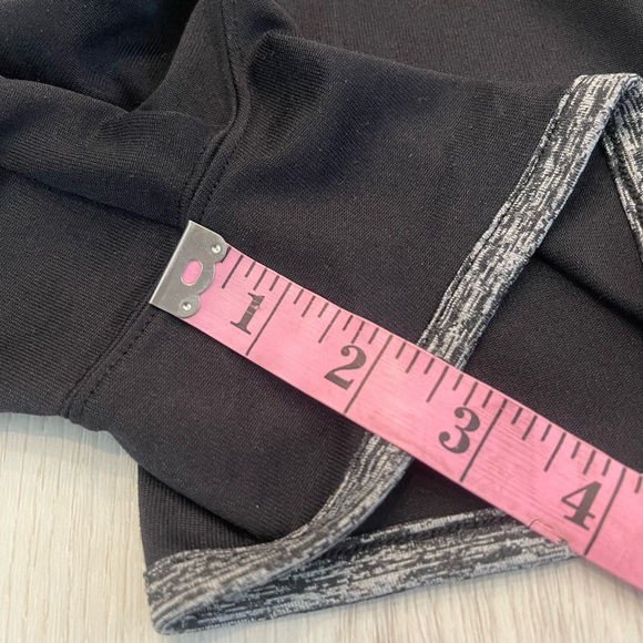 UNDER ARMOUR Short Black Athletic Running Shorts - Picture 3 of 6